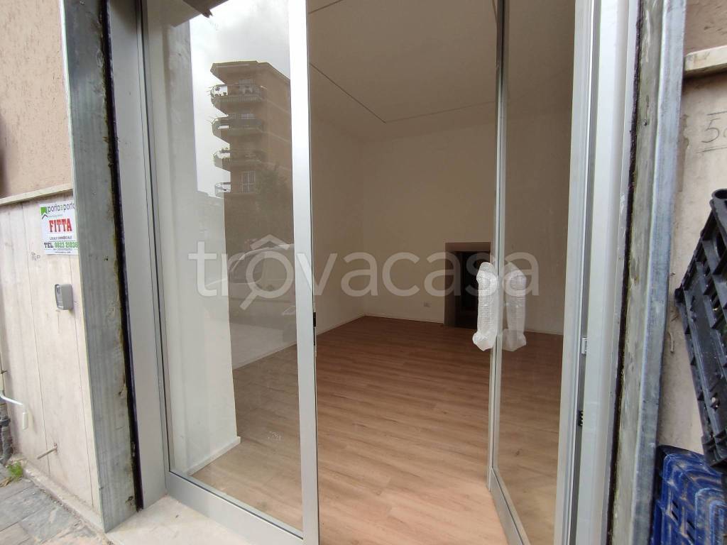 negozio in affitto a Caserta in zona Acquaviva