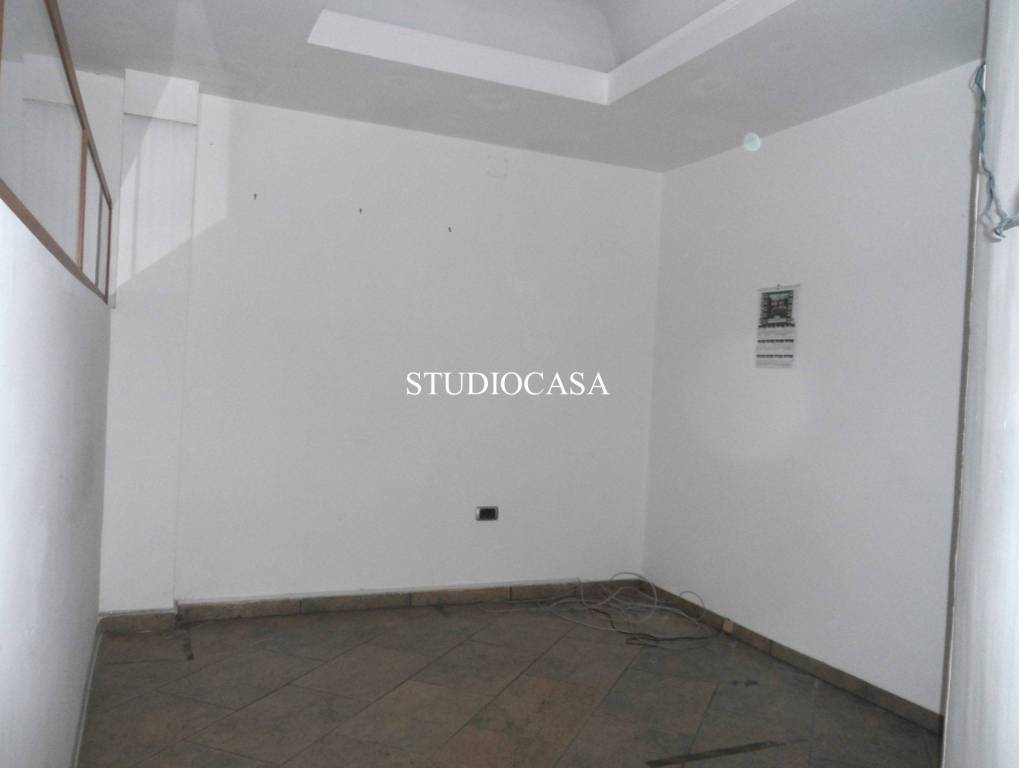 negozio in affitto a Caserta in zona Acquaviva