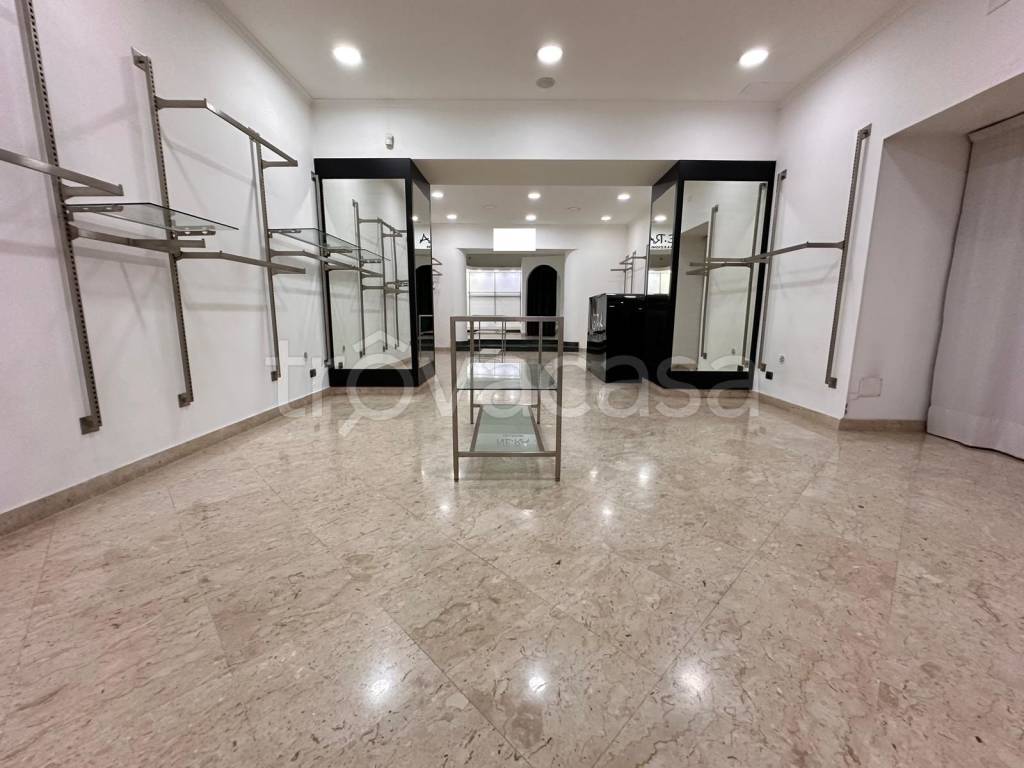 negozio in affitto a Caserta in zona Centro Città