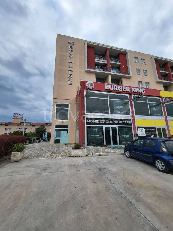 negozio in affitto a Caserta in zona Acquaviva