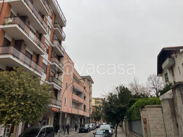 negozio in affitto a Caserta in zona Acquaviva