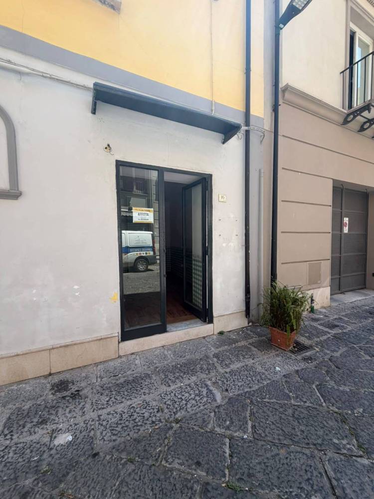 negozio in affitto a Caserta in zona Centro Città