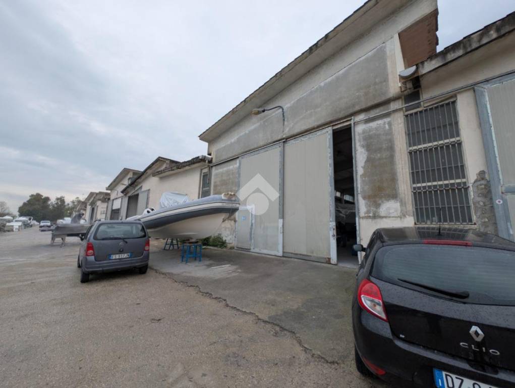 locale commerciale in affitto a Castel Volturno
