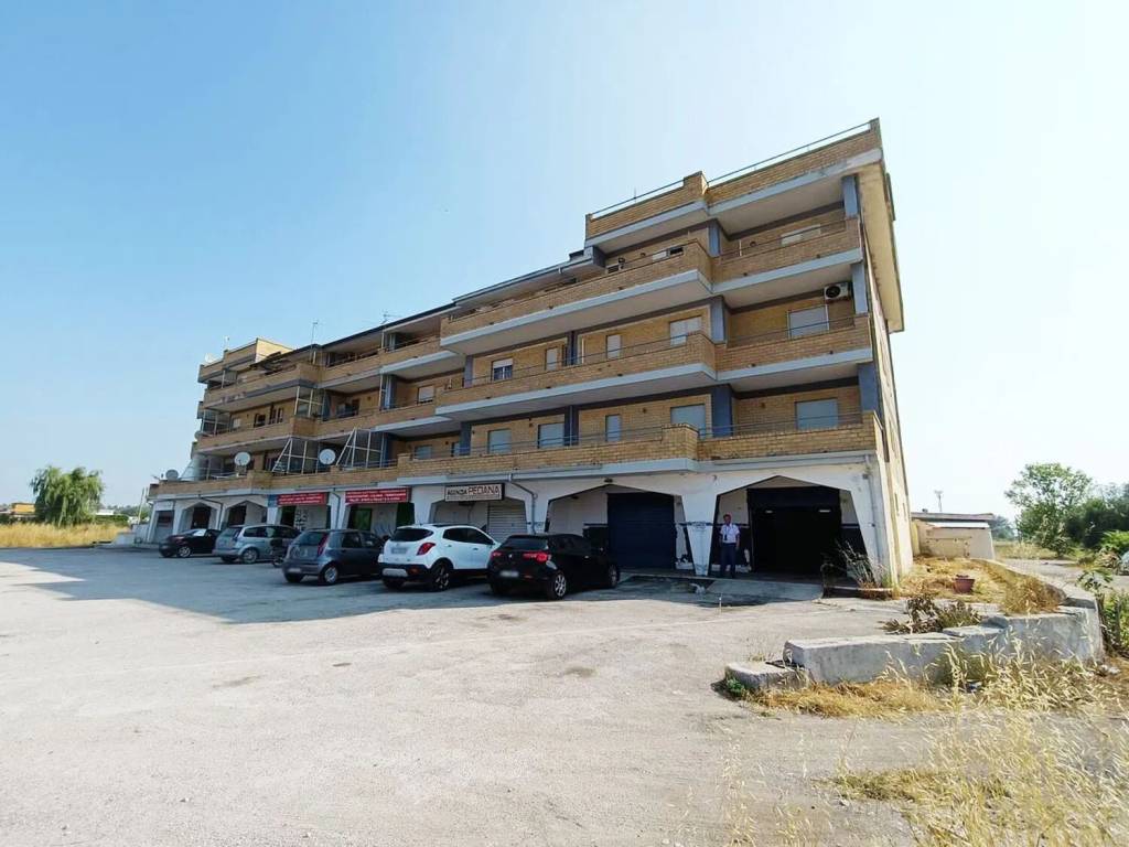 negozio in affitto a Castel Volturno