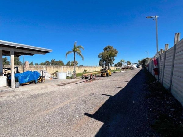 locale commerciale in affitto a Castel Volturno