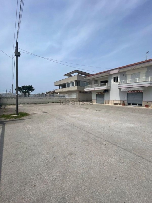 locale commerciale in affitto a Castel Volturno