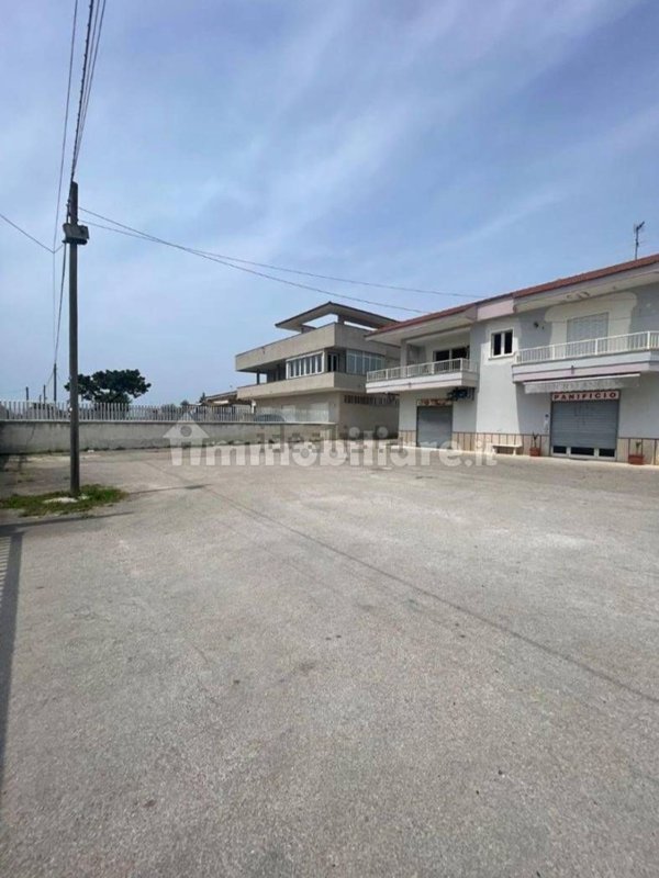 locale commerciale in affitto a Castel Volturno