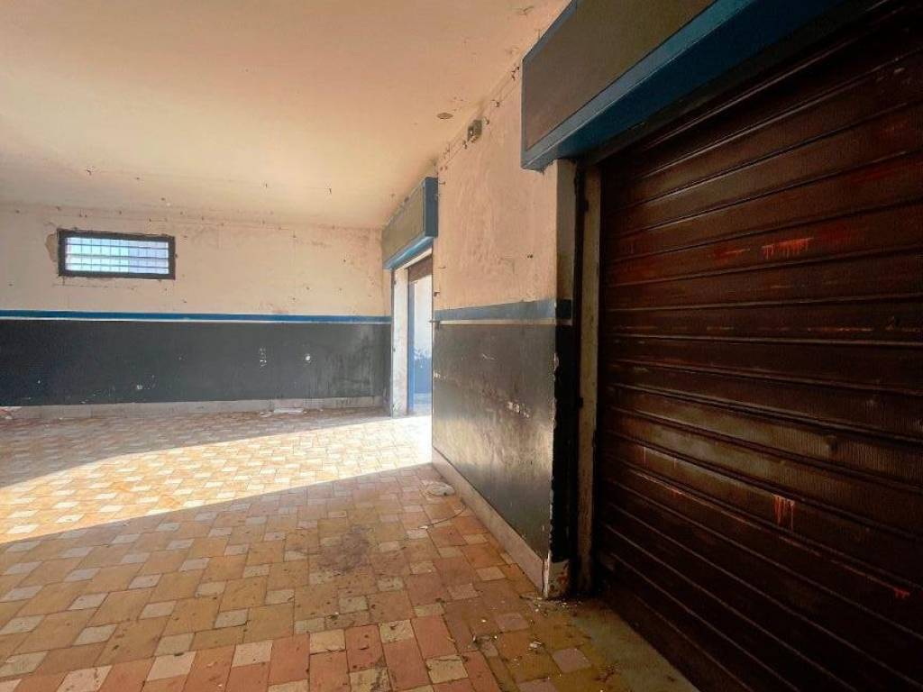 negozio in affitto a Castel Volturno