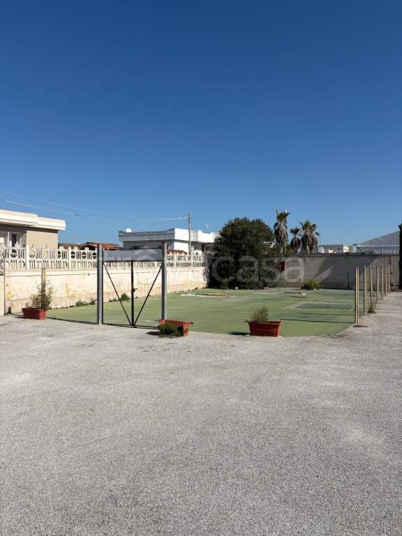 negozio in affitto a Castel Volturno