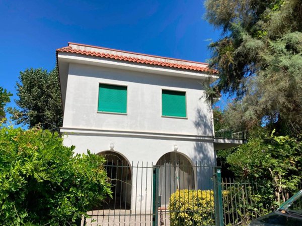 intera palazzina in affitto a Castel Volturno