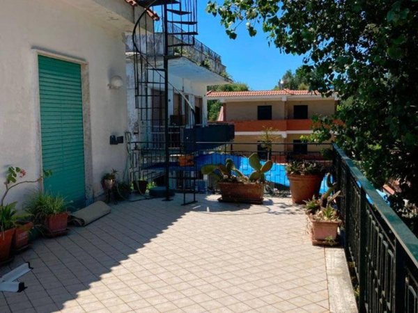 intera palazzina in affitto a Castel Volturno