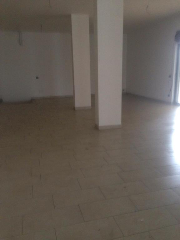 locale commerciale in affitto a Cesa