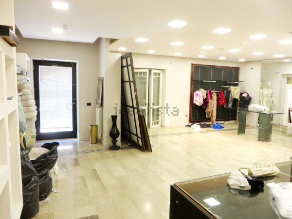 locale commerciale in affitto a Cesa