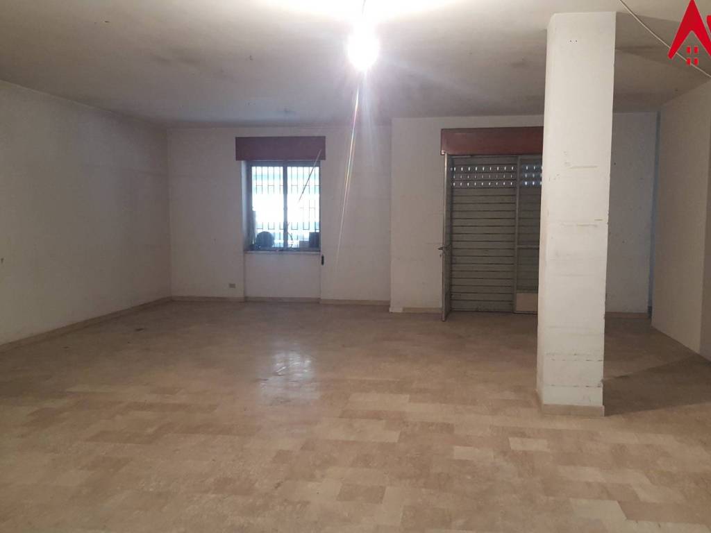 negozio in affitto a Cesa