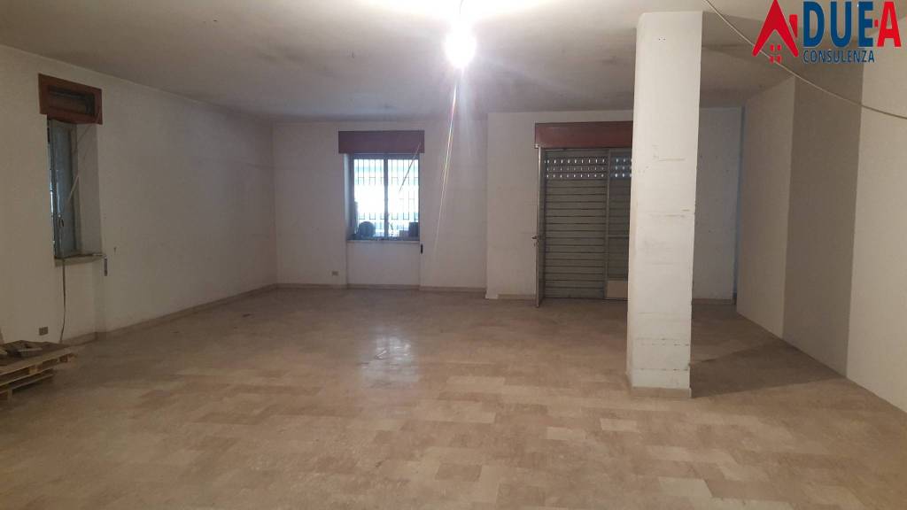 negozio in affitto a Cesa