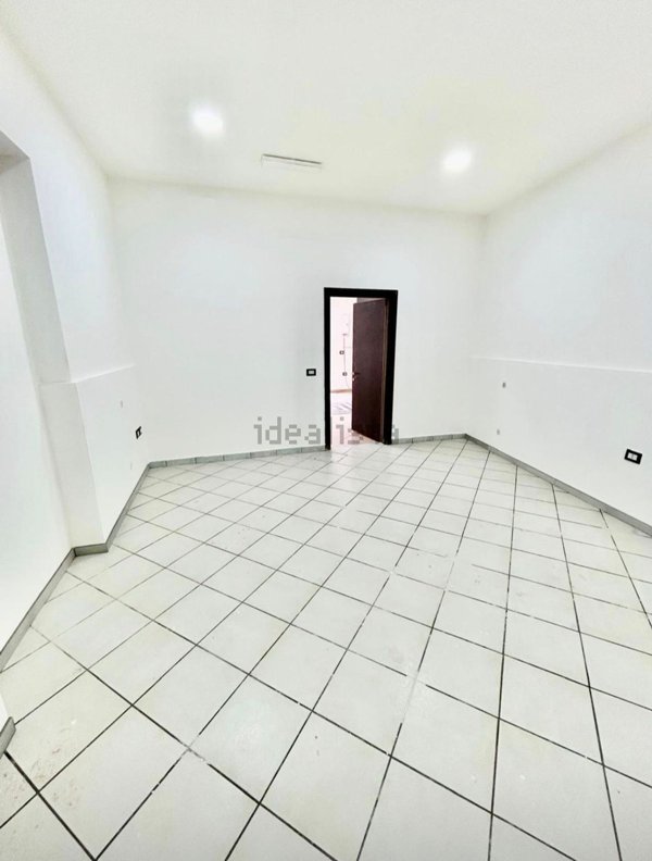 locale commerciale in affitto a Cesa