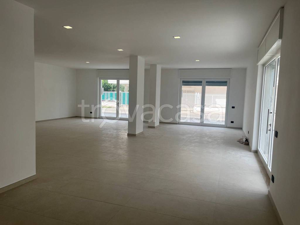 negozio in affitto a Lusciano