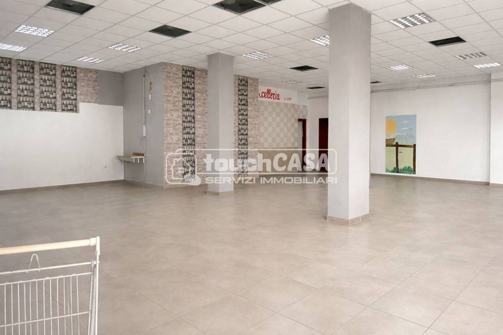 negozio in affitto a Lusciano