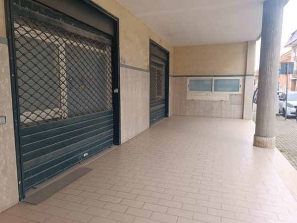 negozio in affitto a Macerata Campania