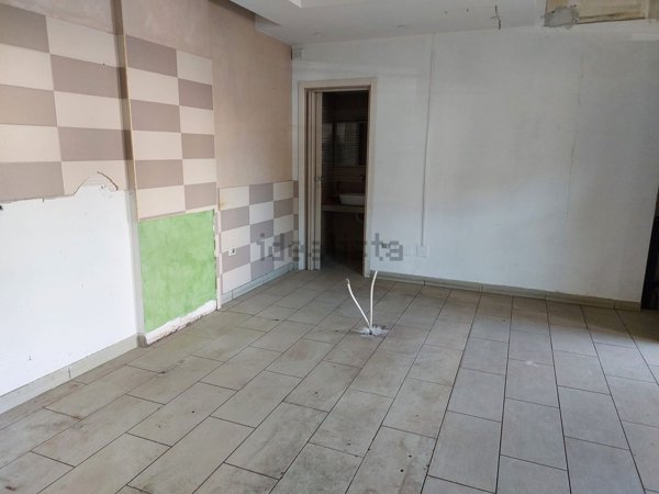 locale commerciale in affitto a Maddaloni
