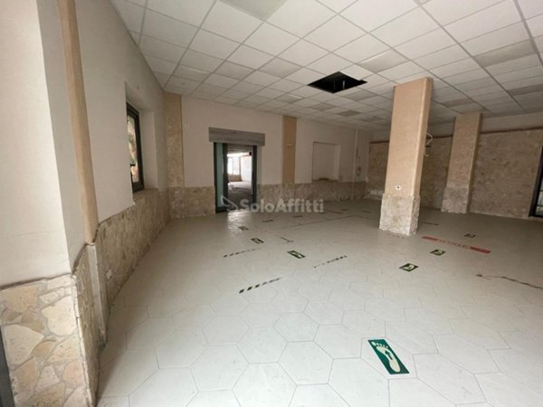 locale commerciale in affitto a Maddaloni