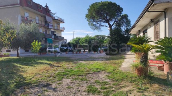 locale commerciale in affitto a Maddaloni