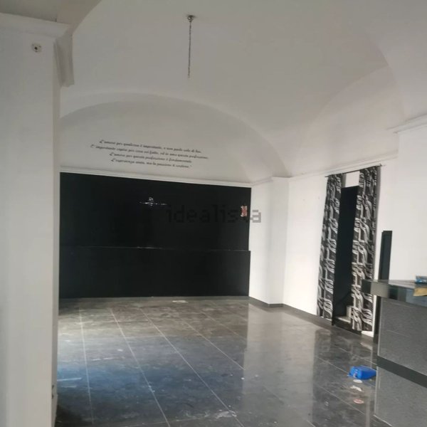 locale commerciale in affitto a Maddaloni