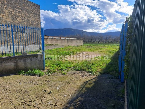 negozio in affitto a Maddaloni in zona Montedecoro