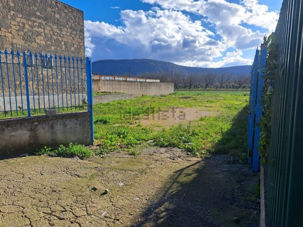 negozio in affitto a Maddaloni in zona Montedecoro