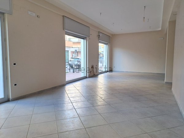 locale commerciale in affitto a Maddaloni