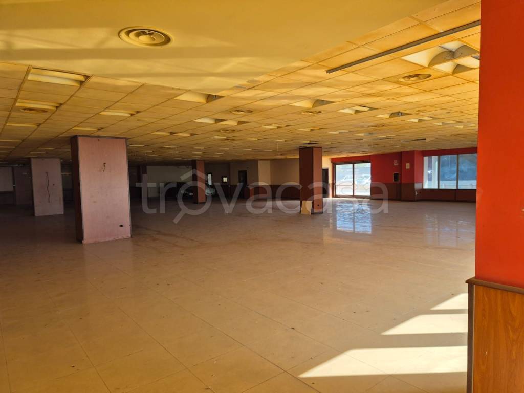 negozio in affitto a Maddaloni