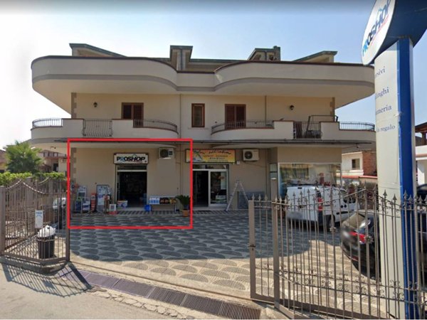 negozio in affitto a Maddaloni in zona Montedecoro