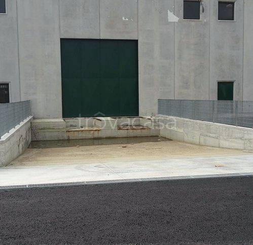 locale commerciale in affitto a Marcianise