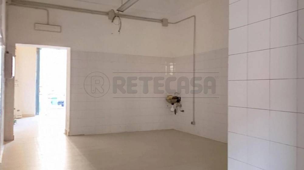 locale commerciale in affitto a Marcianise