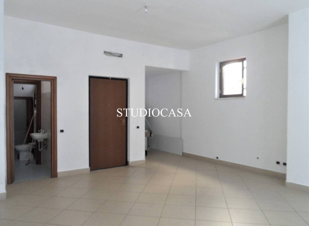 negozio in affitto a Marcianise