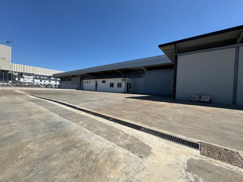 locale commerciale in affitto a Marcianise