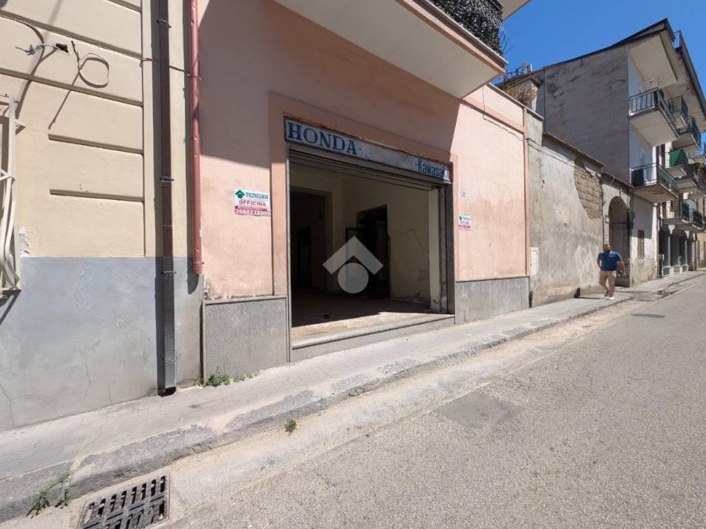 locale commerciale in affitto a Marcianise