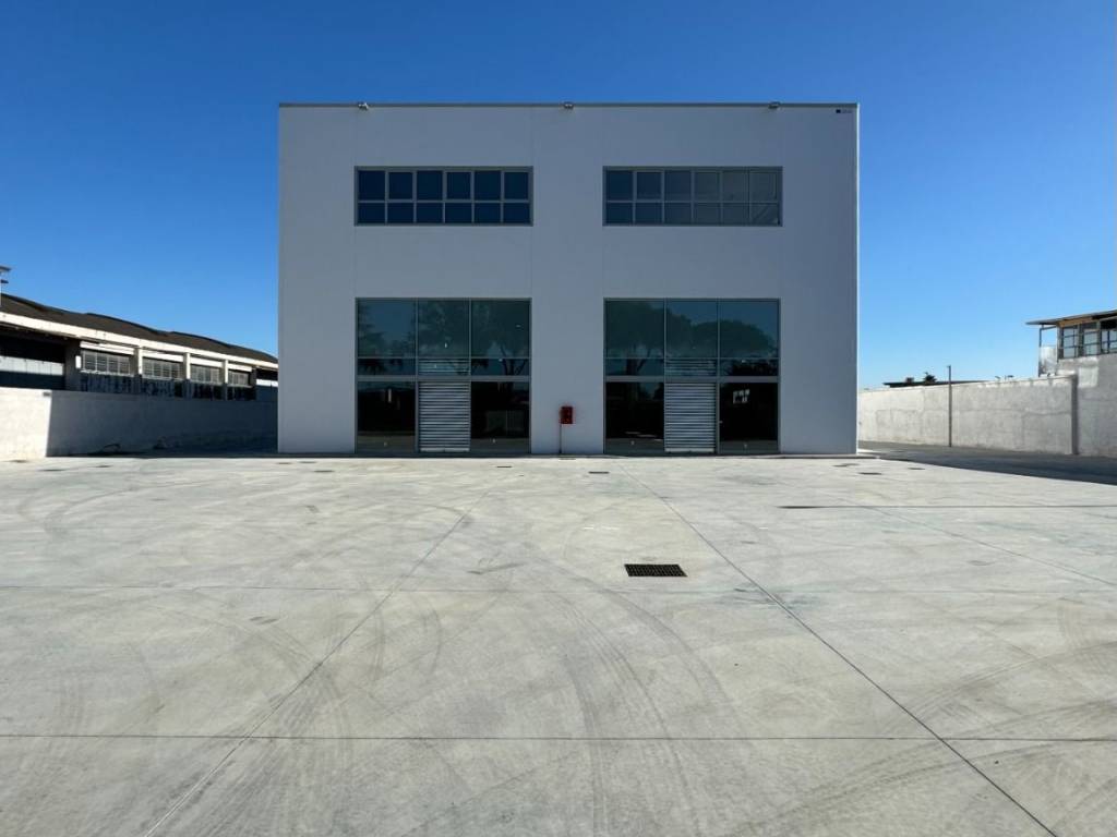 locale commerciale in affitto a Marcianise
