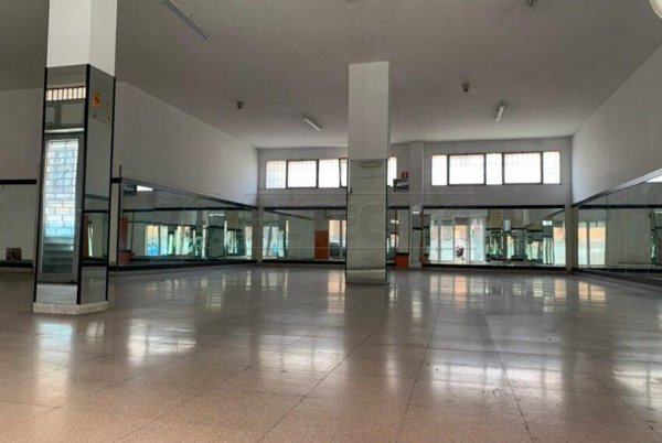 locale commerciale in affitto a Marcianise