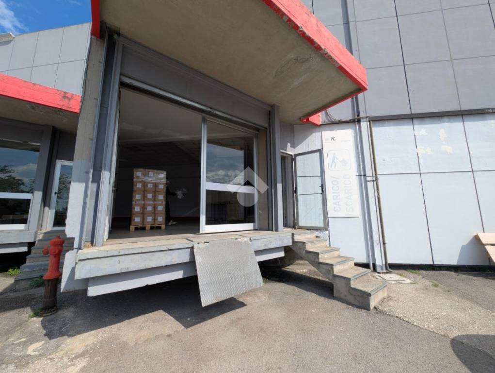 locale commerciale in affitto a Marcianise