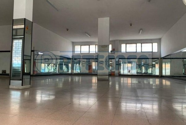 locale commerciale in affitto a Marcianise