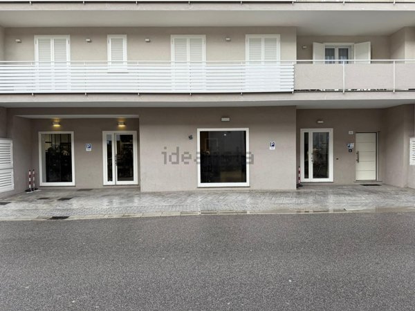 locale commerciale in affitto a Marcianise