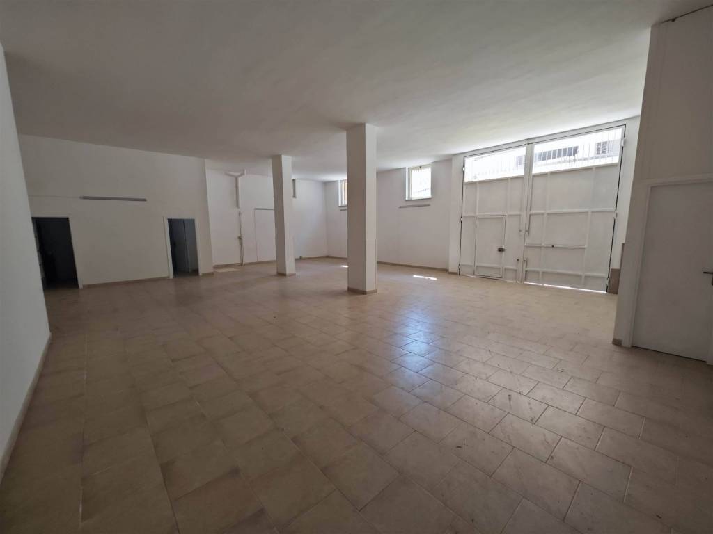 locale commerciale in affitto a Marcianise