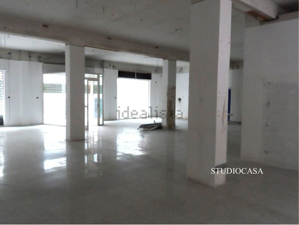locale commerciale in affitto a Marcianise