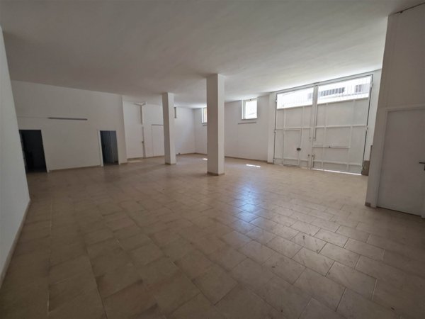 locale commerciale in affitto a Marcianise