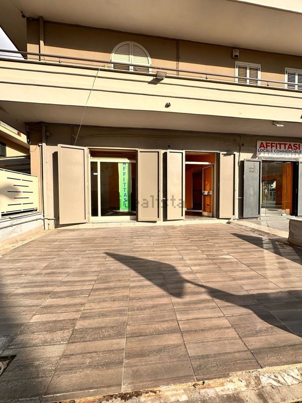 locale commerciale in affitto a Marcianise