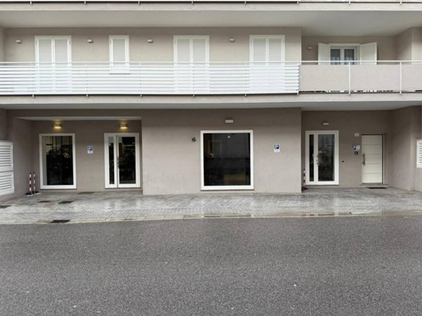 locale commerciale in affitto a Marcianise