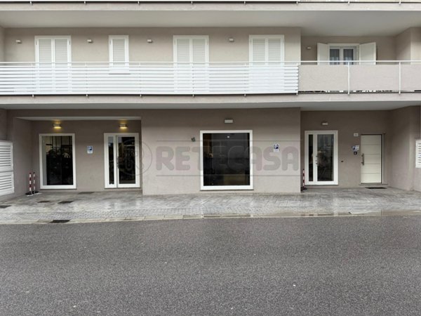 locale commerciale in affitto a Marcianise