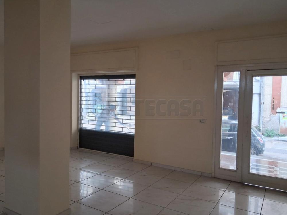 locale commerciale in affitto a Marcianise