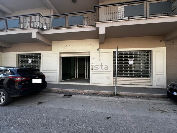 locale commerciale in affitto a Marcianise